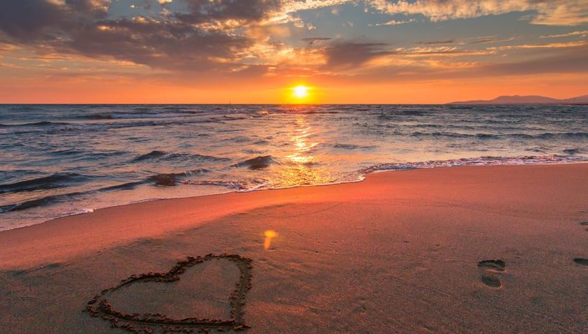 Strand mit Herz im Sand - Der Zusammenhang zwischen Herz und Psyche