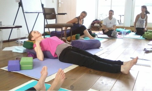 Yogatherapie Ausbildung Nirvana liegend